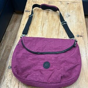 Kipling large crossbody bag. Multiple zippers and adjustable strap. Burgundy.